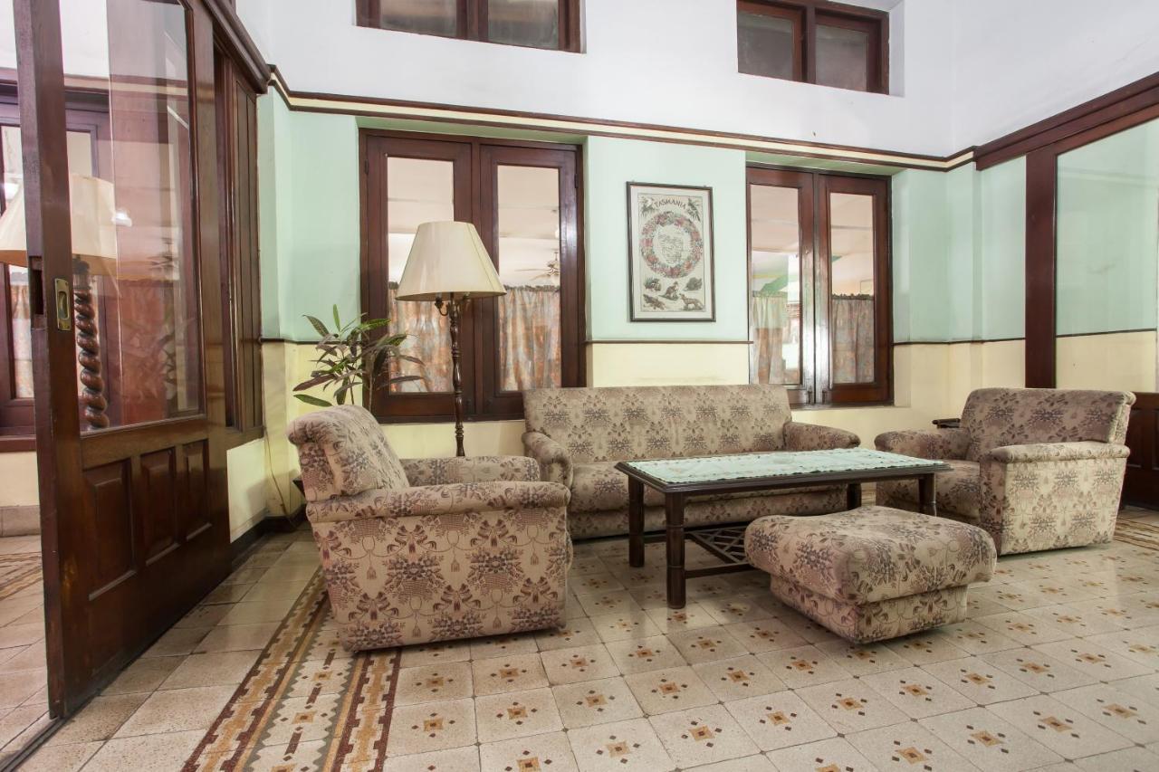 מלון Reddoorz Near Balai Kota מאלאנג מראה חיצוני תמונה